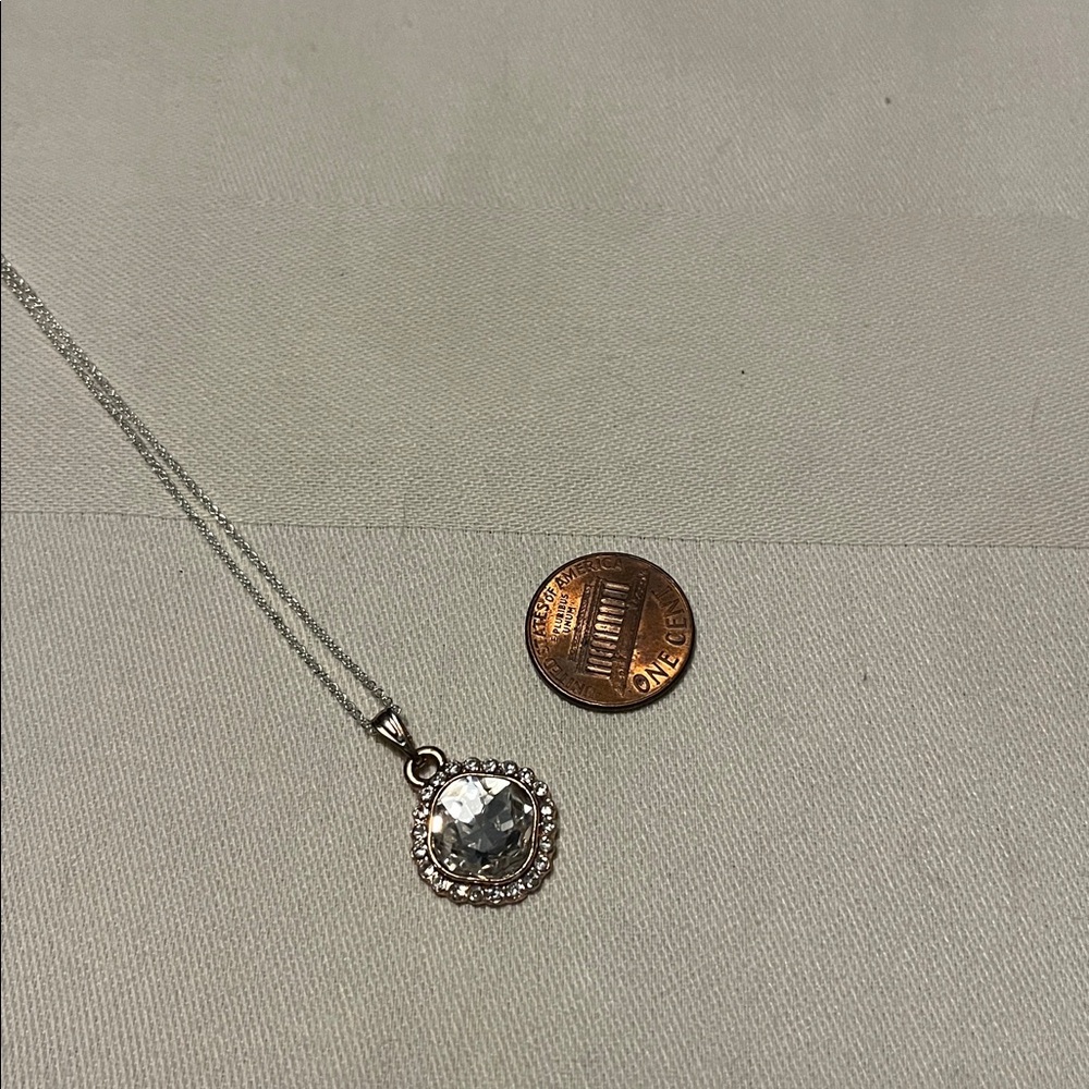 Elegant Silver Pendant Necklace - Picture 3 of 6